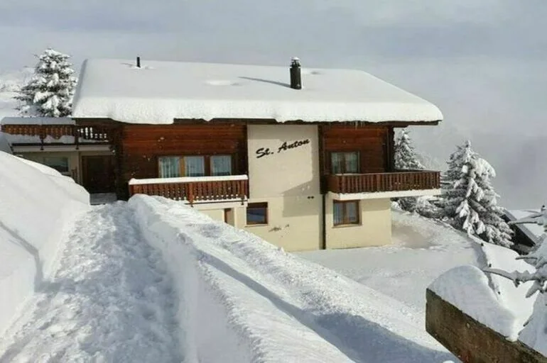 Qor bosgan tog‘ uyi va qishki yo‘l